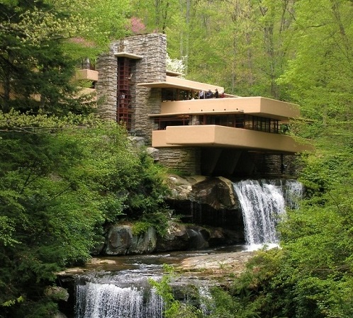 Ngôi nhà thác nước được xây dựng trên đầu một thác nước ở Pennsylvania. Kiến trúc sư nổi tiếng nhất ở Mỹ, Frank Lloyd Wright đã thiết kế ngôi nhà này cho gia đình Kaufmann vào năm 1936.